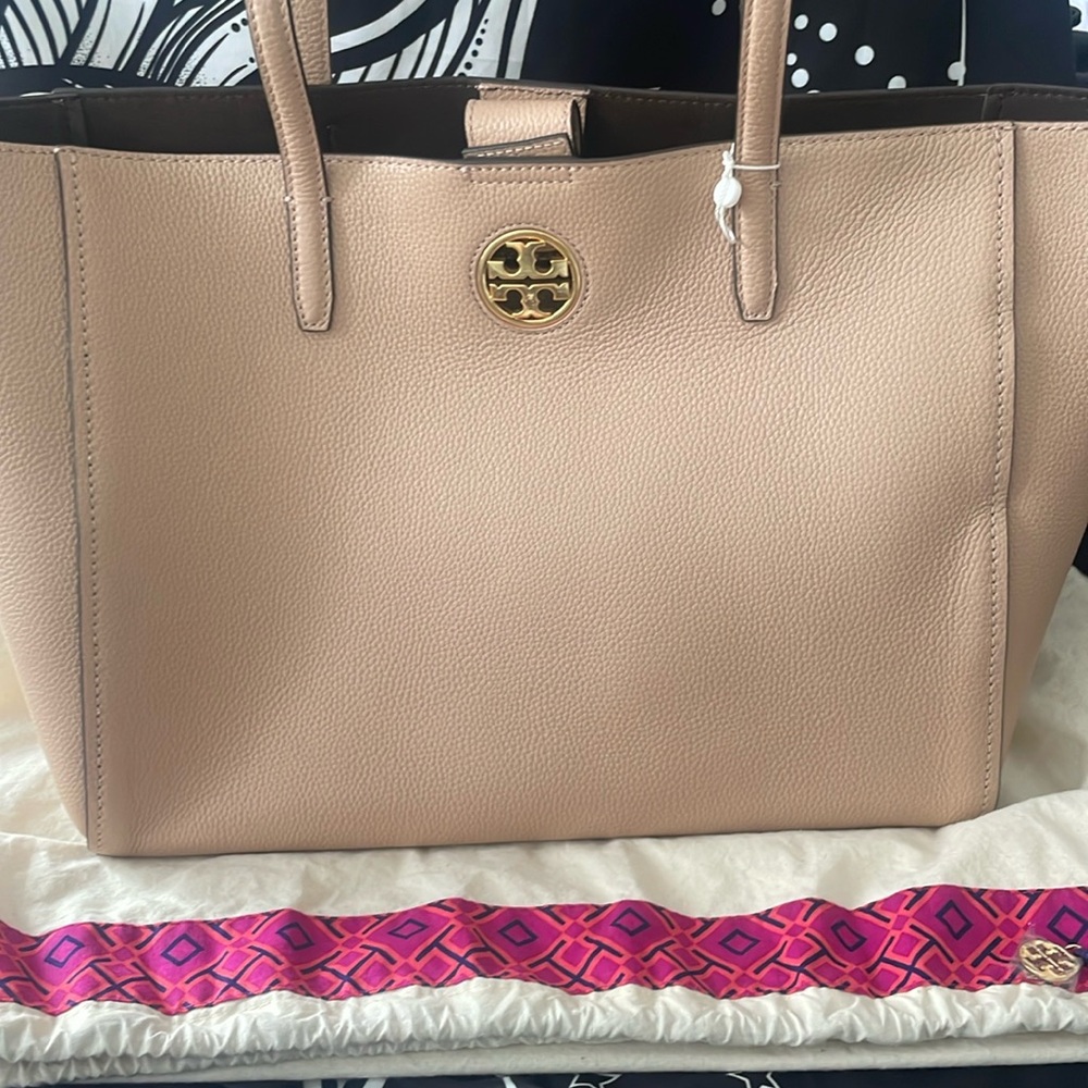 Tory Burch Carson tote. 👜